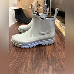 Everlane The Rain Boot in Sage; women’s ankle rain boot size 7; no longer sold